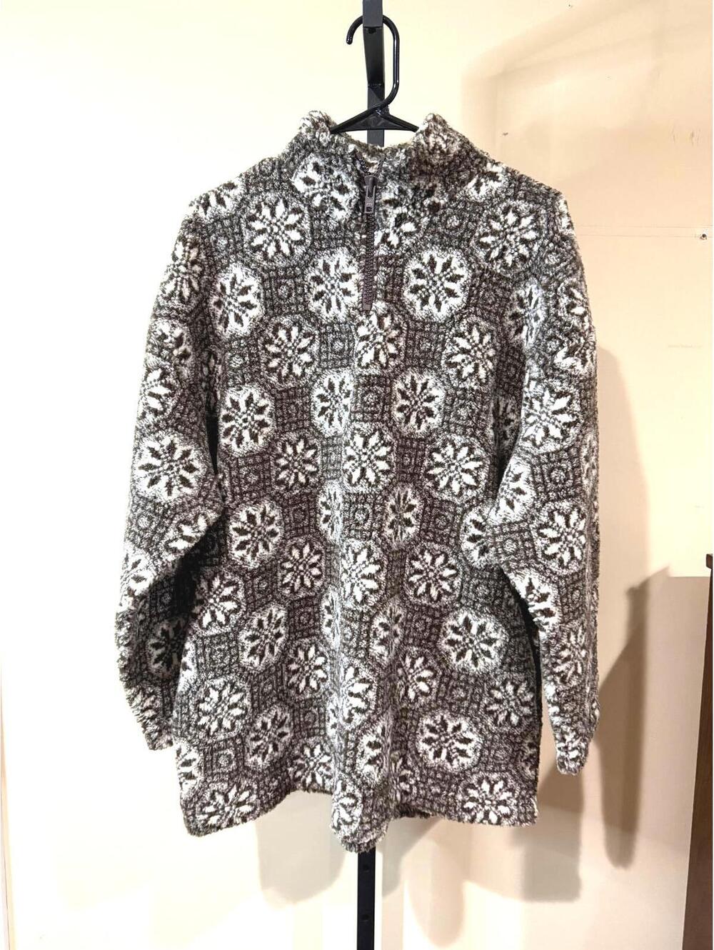 Vintage Kathy Ireland L Women's Grey and White Patterned Fleece Jacket Half-Zip